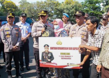 Kapolri Salurkan 2.000 Paket Bansos bagi Warga Membutuhkan di Jakarta Utara