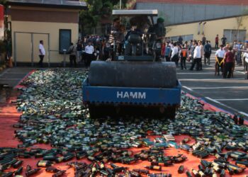 Polres Jakut Musnahkan Ribuan Botol Miras dan dan Belasan Bilah Senjata Tajam