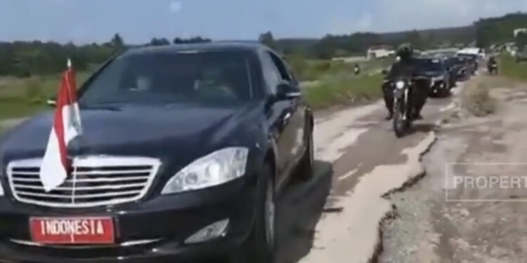 Kunjungi Lampung, Presiden Tinjau Jalan Rusak di Terusan Ryacudu