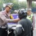 Di tempat Lain Pelanggar Ditilang, Polantas Jakut Malah Bagi-bagi Helm