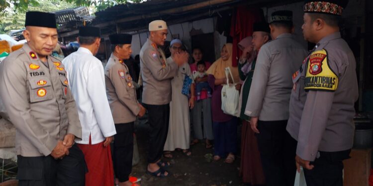 Sholat Subuh Keliling PMJ, Serahkan 100 Paket Sembako di Masjid Jami Al-barokah