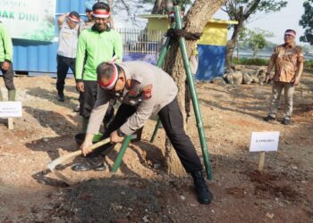 Polri lestarikan Negeri, Kapolres dan Forkopimko Jakut Tanam Ratusan Pohon di Papanggo