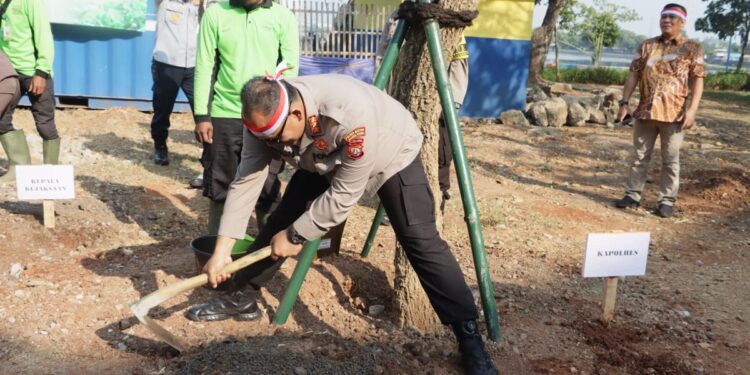 Polri lestarikan Negeri, Kapolres dan Forkopimko Jakut Tanam Ratusan Pohon di Papanggo
