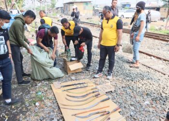 Gerebek Kampung Bahari, Sita Belasan Senjata Tajam & Bongkar Gubuk Liar di Bantaran Rel