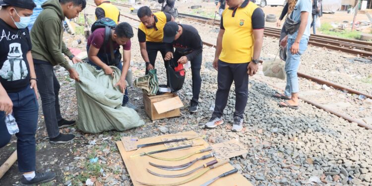 Gerebek Kampung Bahari, Sita Belasan Senjata Tajam & Bongkar Gubuk Liar di Bantaran Rel