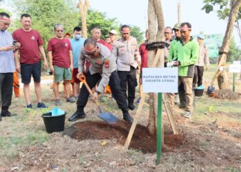 Penanaman Serentak, Polres Metro Jakut Tanam Ratusan Pohon