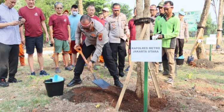 Penanaman Serentak, Polres Metro Jakut Tanam Ratusan Pohon