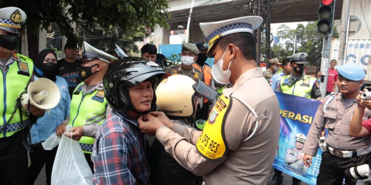 Operasi Zebra Jaya di Jakut, Polantas Bagi Brosur dan Helm