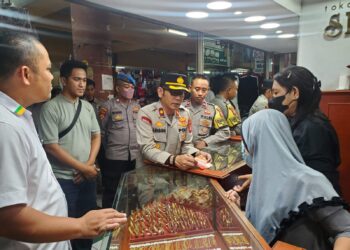 Perkuat Kamtibmas, Kapolsek Tebet Sambangi Pasar Tebet dan Bagikan Stiker Hotline 110