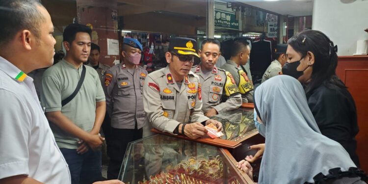 Perkuat Kamtibmas, Kapolsek Tebet Sambangi Pasar Tebet dan Bagikan Stiker Hotline 110