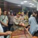 Perkuat Kamtibmas, Kapolsek Tebet Sambangi Pasar Tebet dan Bagikan Stiker Hotline 110