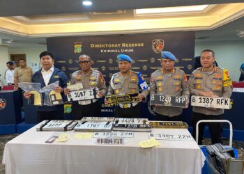 Ungkap Sindikat Penjual STNK dan Pelat Nomor Khusus Palsu, 3 Orang Ditangkap sedang 1 Orang Buron