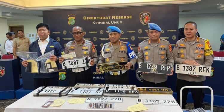 Ungkap Sindikat Penjual STNK dan Pelat Nomor Khusus Palsu, 3 Orang Ditangkap sedang 1 Orang Buron