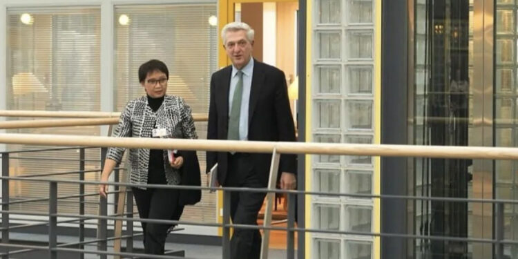 Menlu Retno & komisioner UNHCR Bahas Isu Rohingya