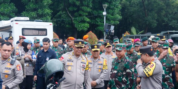 Jamin Kesehatan Petugas Jaga TPS, TNI-Polri Dirikan Posko Kesehatan dan Dapur Lapangan