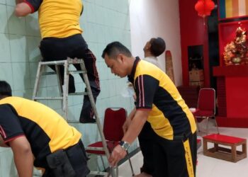Untuk Kebersamaan, Polres Metro Jakut Bersihkan Wihara di Semper Barat