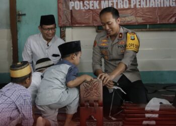 Penuhi Permintaan Anak Nelayan, Kapolres Metro Jakut Serahkan Puluhan Meja Al-Quran