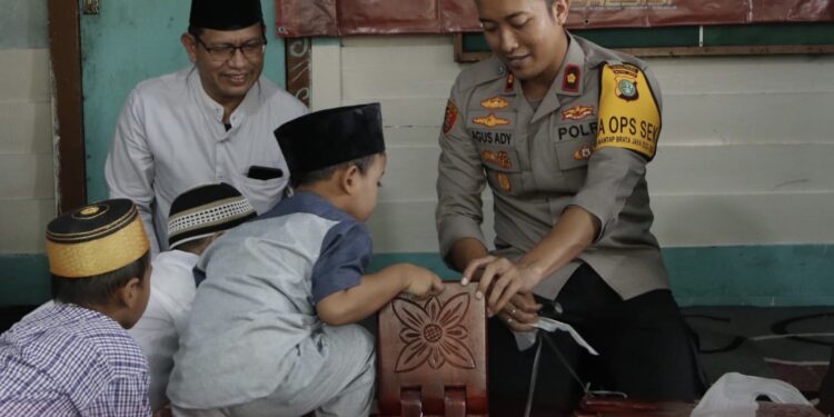 Penuhi Permintaan Anak Nelayan, Kapolres Metro Jakut Serahkan Puluhan Meja Al-Quran