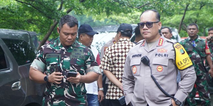 Bersama Forkopimko Kapolres Metro Jakut Sambang TPS di Koja dan Tanjung Priok