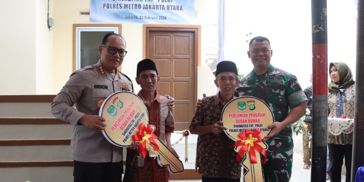 Senyum Masyarakat Penerima Program Bedah Rumah Sinergitas TNI-Polri