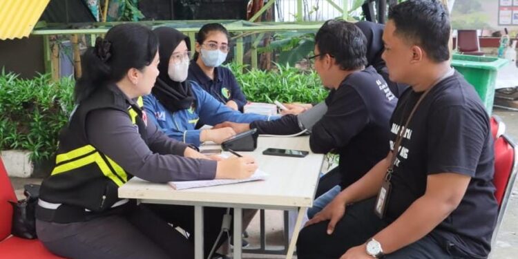 Pantau Kondisi Kesehatan, Polres Metro Jakut Buka Posko Layanan dan Bagikan Vitamin
