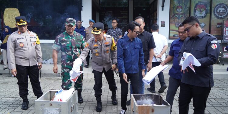 KPU Jakarta Utara Musnahkan Ratusan Lembar Surat Suara Rusak