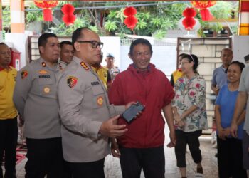Jelang Imlek, Kapolres Metro Jakut Gelar Baksos Wihara di Semper Barat