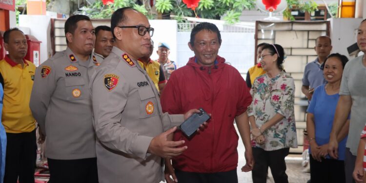 Jelang Imlek, Kapolres Metro Jakut Gelar Baksos Wihara di Semper Barat