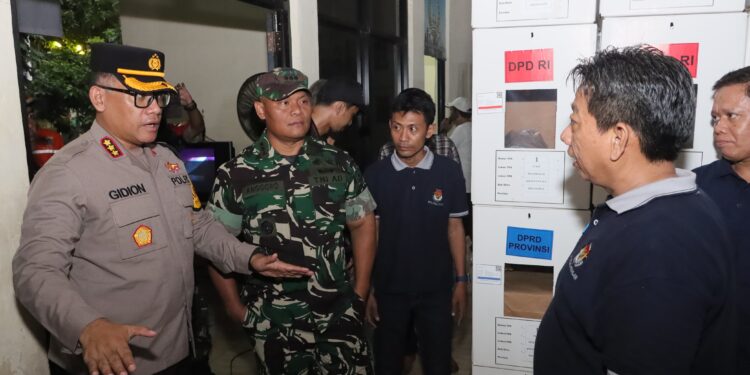 Kapolres Metro Jakut Cek Gudang Logistik Pemilu di PPK Penjaringan