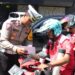 Sosialisasi Operasi Keselamatan Jaya, Satlantas Polres Metro Jakut Bagi Brosur & Helm Gratis