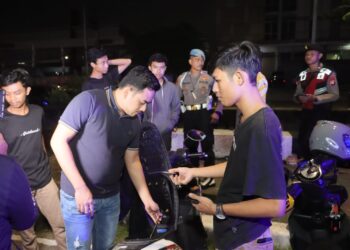 Patroli Kamtibmas, Cek Pengamanan Gereja Hingga Bubarkan Kerumunan Remaja