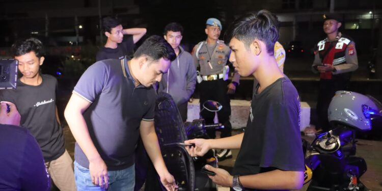 Patroli Kamtibmas, Cek Pengamanan Gereja Hingga Bubarkan Kerumunan Remaja