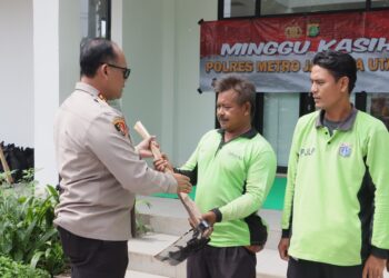 Minggu Kasih di Cilincing, Polres Metro Jakut Serahkan Cangkul dan Paket Sembako