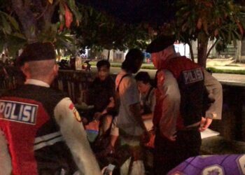Cegah Tawuran, Polisi Bubarkan Pemuda & Remaja Nongkrong di Gading Pelangi