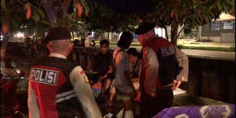 Cegah Tawuran, Polisi Bubarkan Pemuda & Remaja Nongkrong di Gading Pelangi