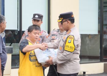 Baksos Ramadan, Polres Metro Jakut Bagikan Paket Sembako untuk Lansia dan Anak Yatim