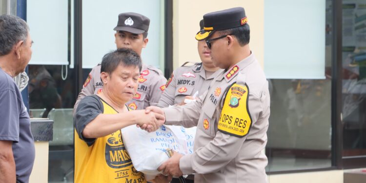 Baksos Ramadan, Polres Metro Jakut Bagikan Paket Sembako untuk Lansia dan Anak Yatim