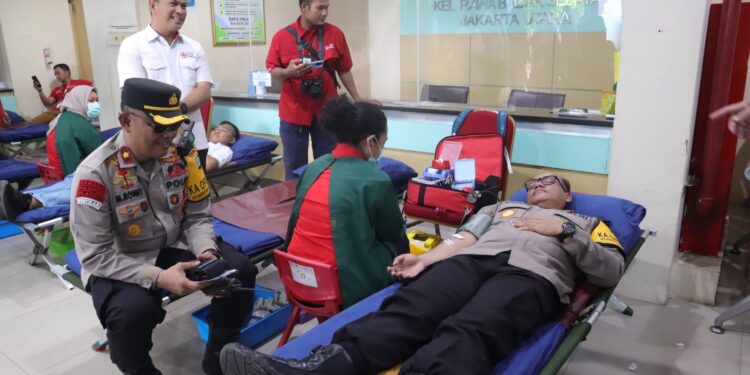 Kawal Buruh di Koja, Kapolres Jakut Ikut Aksi Donor Darah