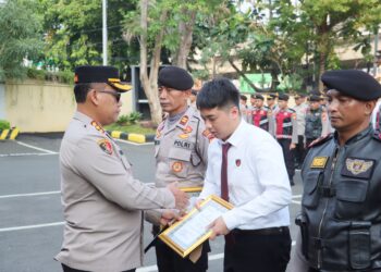 Pimpin Apel Kenaikan Pangkat, Kapolres Jakut Reward PHL & Anggota Berprestasi