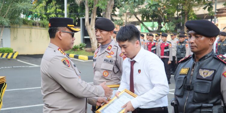 Pimpin Apel Kenaikan Pangkat, Kapolres Jakut Reward PHL & Anggota Berprestasi