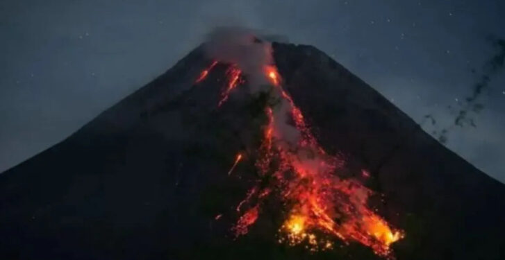 Gunung Merapi Muntahkan Lava Sebanyak 15 Kali dengan Jangkauan 1,8 KM