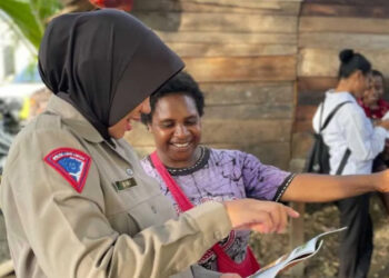 Polwan Polres Jayapura Bantu Pengentasan Buta Aksara
