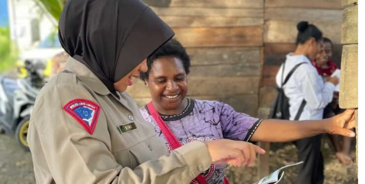Polwan Polres Jayapura Bantu Pengentasan Buta Aksara