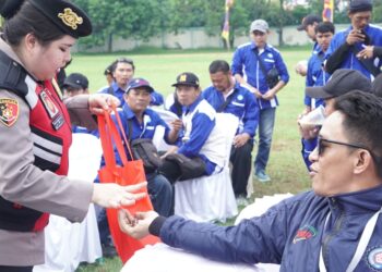 Peringati Hari Buruh, Polwan Jakut Bagi Permen & Air Mineral Gratis