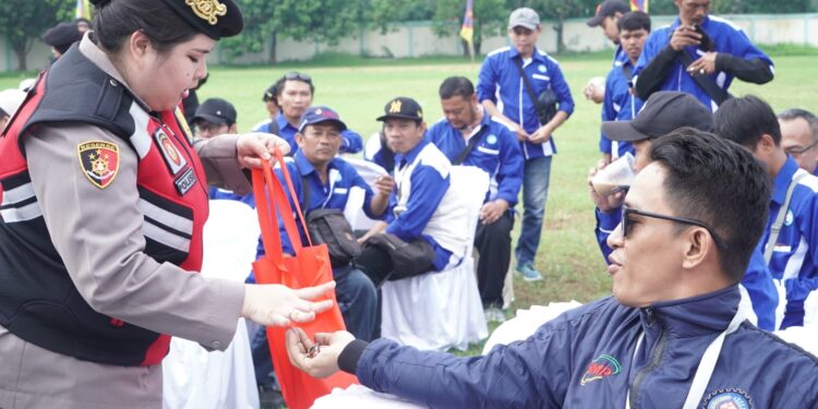Peringati Hari Buruh, Polwan Jakut Bagi Permen & Air Mineral Gratis