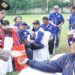 Peringati Hari Buruh, Polwan Jakut Bagi Permen & Air Mineral Gratis