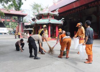 Bakti Religi di Penjaringan, Polres Jakut Bersih-bersih Vihara Satya Dharma