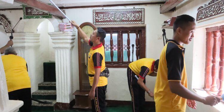 Polres Jakut Bakti Religi di Masjid Al-Alam Marunda