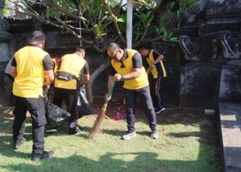 Bakti Religi, Kapolres Jakut Ajak Anggota Bersih-bersih di Pura Dalem Purnajati Tanjung Puri