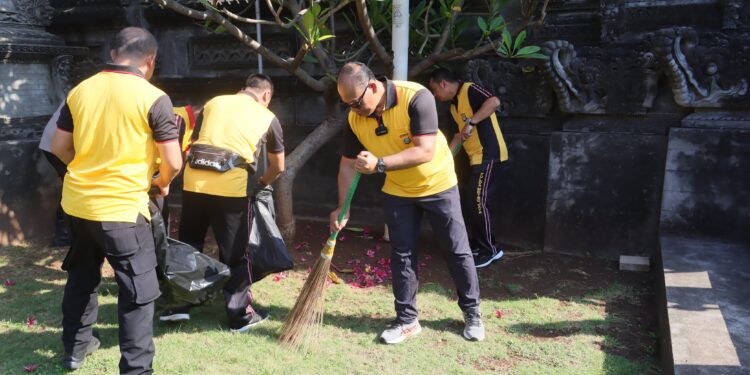 Bakti Religi, Kapolres Jakut Ajak Anggota Bersih-bersih di Pura Dalem Purnajati Tanjung Puri